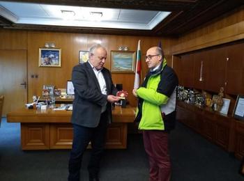 Кметът Мелемов с Почетен знак за принос към мисията на Спешъл Олимпикс- България