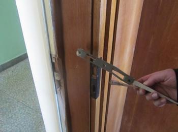 Мъж разби входната врата и влезе в жилището на 27-годишна смолянчанка