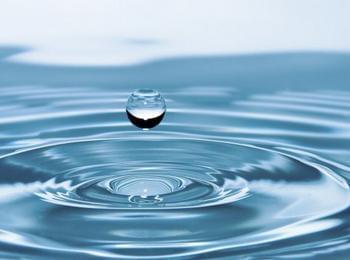 Водата: невидимият съюзник в поддържането на алкално-киселинен баланс