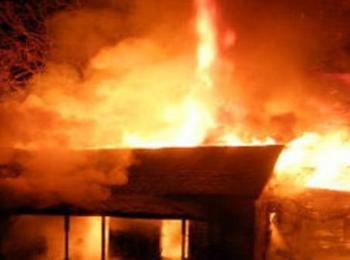 Огнеборци спасиха от пожар къща в Чепинци, в Смолян горя комин