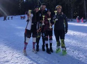 Младите алпийци от СК Пампорово започнаха отлично сезона с 4-медала. Трениращият в Хага Семерджиев отново на подиума