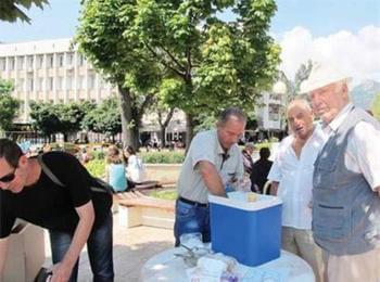 Минчо Хаджиев раздава безплатно 700 сладоледа в Смолян