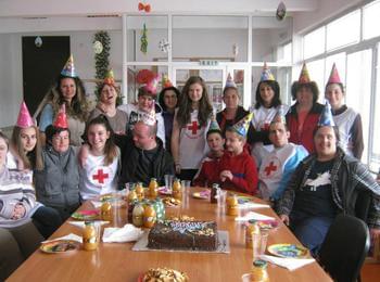 Доброволците на БМЧК – Смолян отпразнуваха 1–ви юни в Дневен център „Звънче”  