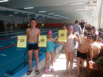 Три златни и един сребърен медал спечелиха плувци от Мадан