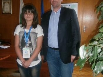Кметът на Мадан спонсорира ученичка участвала в международно състезание