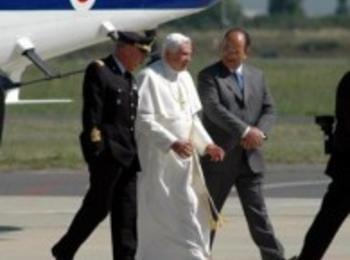 Папата е приет спешно в болница
