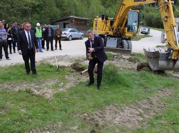 Кметовете на Доспат и Девин направиха първа копка за инсталации на регионалното депо за отпадъци
