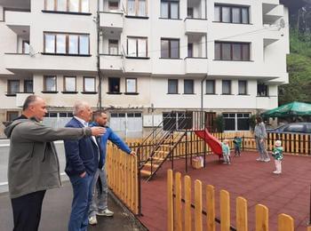 С помощта на общината, инициативни граждани от ул."Борова гора" изградиха детска площадка