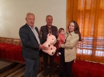  По традиция кметът Мелемов направи подаръци на новородените бебета в Широка лъка