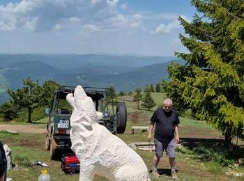 Двутонен каменен вълк е най-новата атракция на „Вълчи Камък“ 