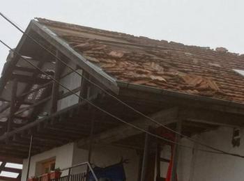 Десетки жилищни сгради и две училища в Девинско са с поражения по покривите след ураганен вятър