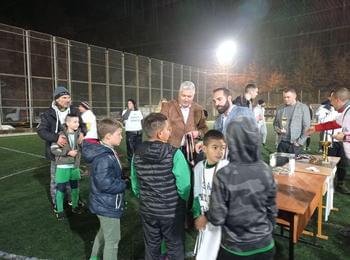 Областният управител на Смолян се включи в награждаването на участниците в благотворителния футболен турнир в помощ на Никола Хъмчев