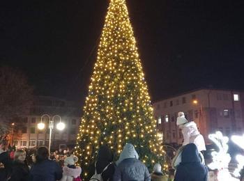Кметът Здравко Иванов запали светлините на коледната елха в Девин