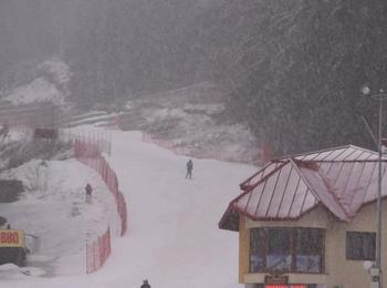 Над 10 см нов сняг наваля в Пампорово, ски зоната днес е затворена