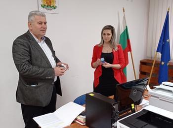  Областният управител Стефан Сабрутев връчи печата на Районна избирателна комисия (РИК) - Смолян