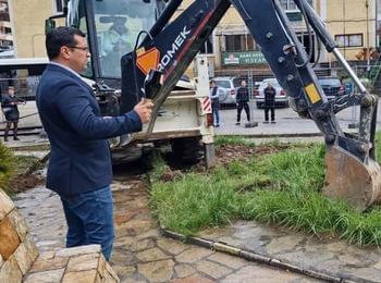 Кметът на Община Девин Здравко Иванов направи първа копка за реконструкцията на площада в кв. Настан 