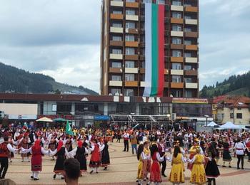Вечерна фолклорна хоротека "Веселие в Чепеларе – празник на хората!" разтресе Родопите