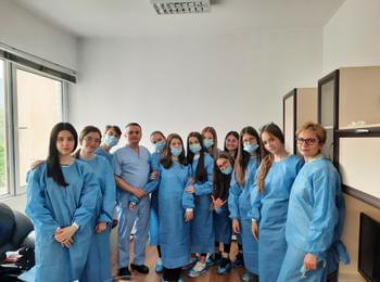 Ученици от Езиковата гимназия посетиха смолянската болница