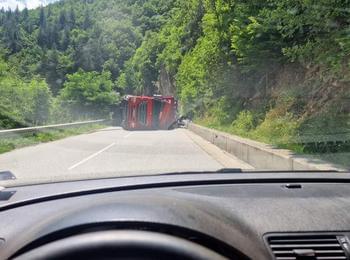 Движението по пътя Смолян - Асеновград е спряно в двете посоки, заради катастрофа/Обновена/