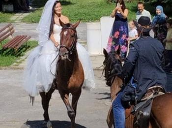  Булка дойде на кон за сватбата си в Смилян