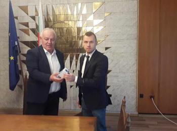 Кметът Николай Мелемов връчи печата на Общинската избирателна комисия 