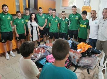 ФК „Родопа“ зарадва децата от Центъра за настаняване от семеен тип в Смолян