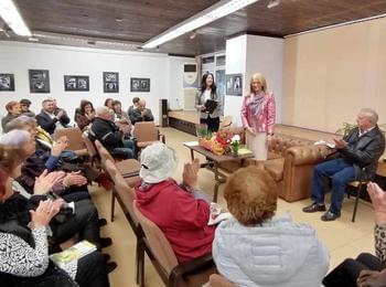   Поетесата с родопски корени Елена Алекова представи пред смолянска публика новата си книга „Късчета от рая”