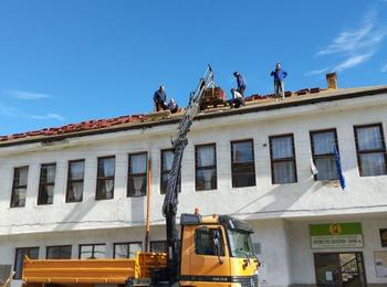 С общи усилия дарители и доброволци ремонтират покрива на читалището в Чокманово