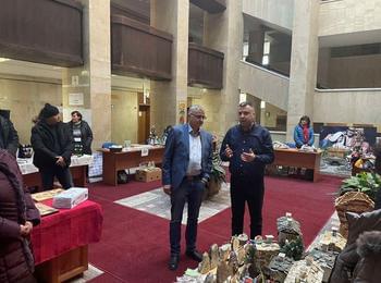 Областният управител Захари Сираков откри Коледния базар в атриума на администрацията в Смолян
