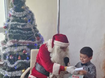 Дядо Коледа зарадва деца на служители от Областна дирекция на МВР - Смолян