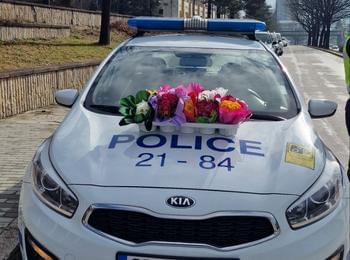 Цветя за дамите зад волана от Пътна полиция