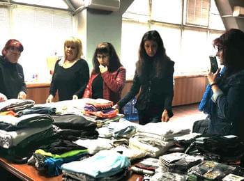 Дамите от ГЕРБ дариха дрехи на Дома в село Петково