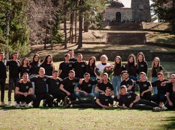 Дванадесетокласници от ППМГ изненадаха класната си с покана за бал на Родопската шипка 