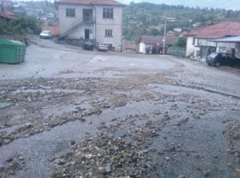  Порой нанесе щети по улиците на доспатското село Любча