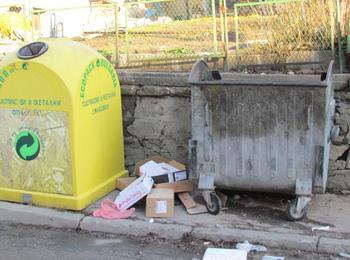   Зачестяват случаите на неправомерно изхвърляне на картонени отпадъци около съдовете за смет в Смолян