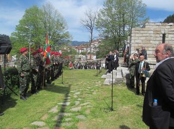 Областният се поклони пред подвига на загиналите във войните по случай годишнината от победата над хитлерофашизма