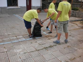 8 младежи почистиха за 10 дни село Катраница 
