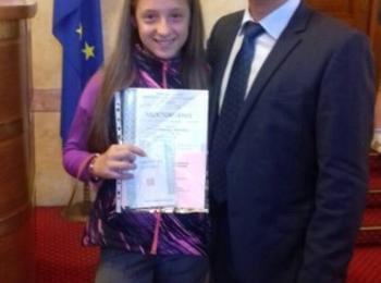 Депутатът д-р Красимир Събев връчи в Народното събрание удостоверения на деца от смолянско училище