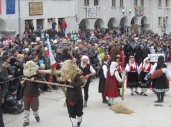 Започна празника "Песпонеделник",   230 кукери гонят злото в Широка лъка