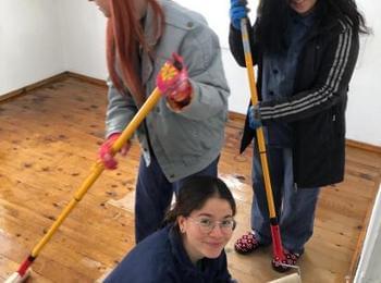Доброволците по проект "Внуци под наем 3" почистиха  и боядисаха стаята на възрастна жена в Мадан