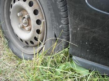 Срязаха гумите на лека кола в Чепеларе