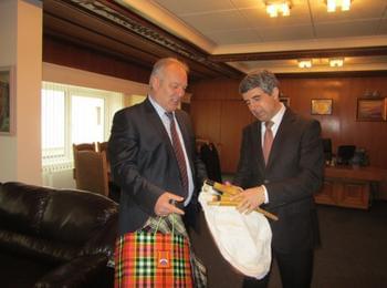  Държавният глава проведе и среща с кмета Николай Мелемов, градоначалникът му подари каба гайда