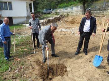 Кандидат-депутатите на ДПС - Смолян направиха първа копка на детска градина