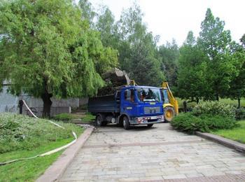 Почистиха площад “България” за 24 май
