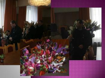 Кметът на Мадан с цвете за всяка дама от администрацията