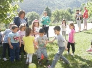 Над 100 деца играят футбол за Деня на детето в Доспат
