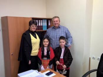 Ученици от НУ "В.Ваклинов" закичиха с мартеници служителите в община Доспат