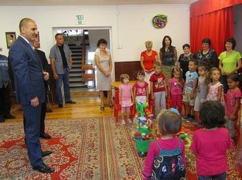 Малчуганите от ОДЗ "Синчец" получиха подаръци от вътрешния министър