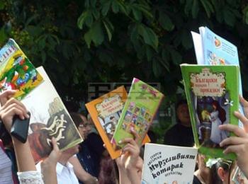 Селфита с книга са популярни в родопско село
