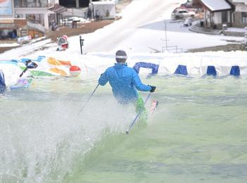 Ски сезонът в Пампорово приключва със скокове във воден басейн